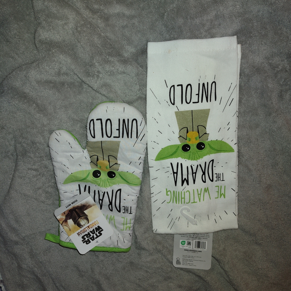 Star Wars Green and White Baby Yoda Mitt and Towel Set